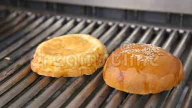 在煤烤架上用芝麻制作和烤汉堡包。 在户外烧烤烧烤烧烤、烧烤和烧烤时准备烤肉